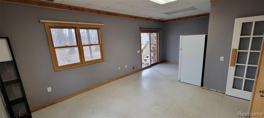890 Tyrone Avenue, Waterford, MI 48328 — Photo 16