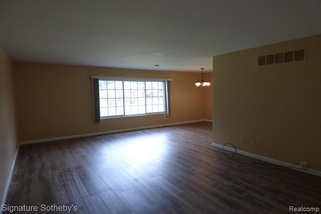 640 E FOX HILLS Drive, Bloomfield Hills, MI 48304 — Photo 2