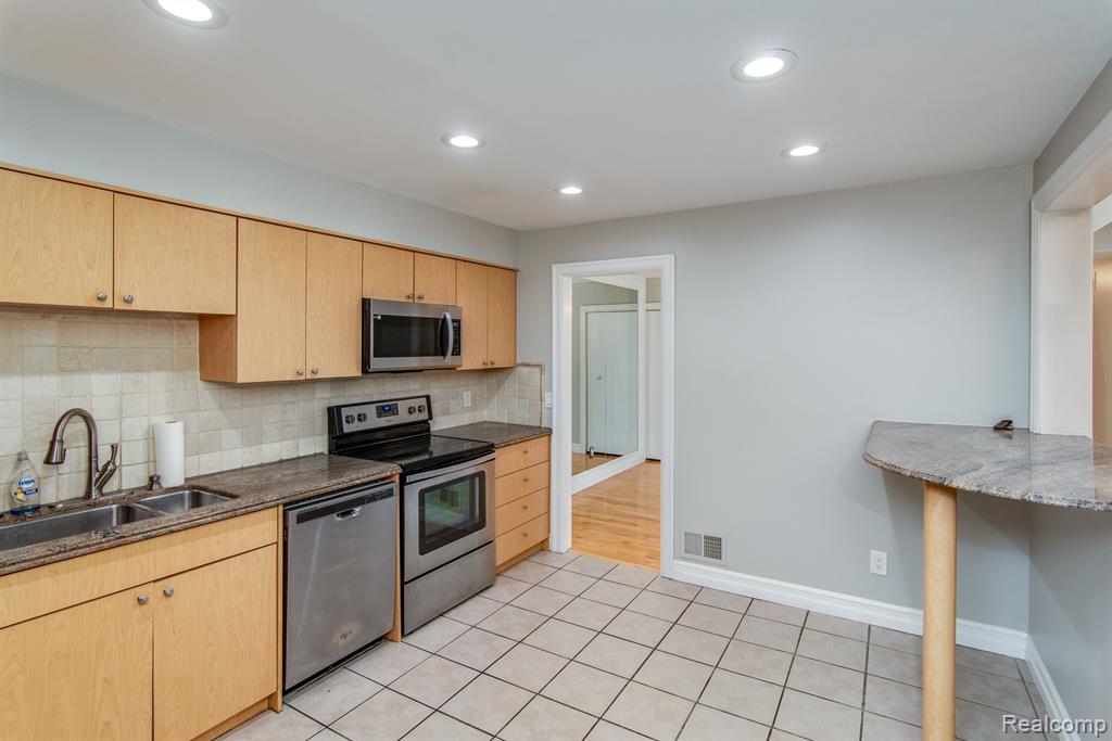 6598 MAPLE LAKES Drive, West Bloomfield, MI — Photo 11