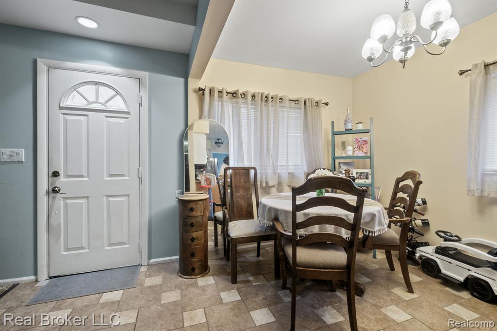 6107 WHITEFIELD Street, Dearborn Heights, MI 48127 — Photo 4