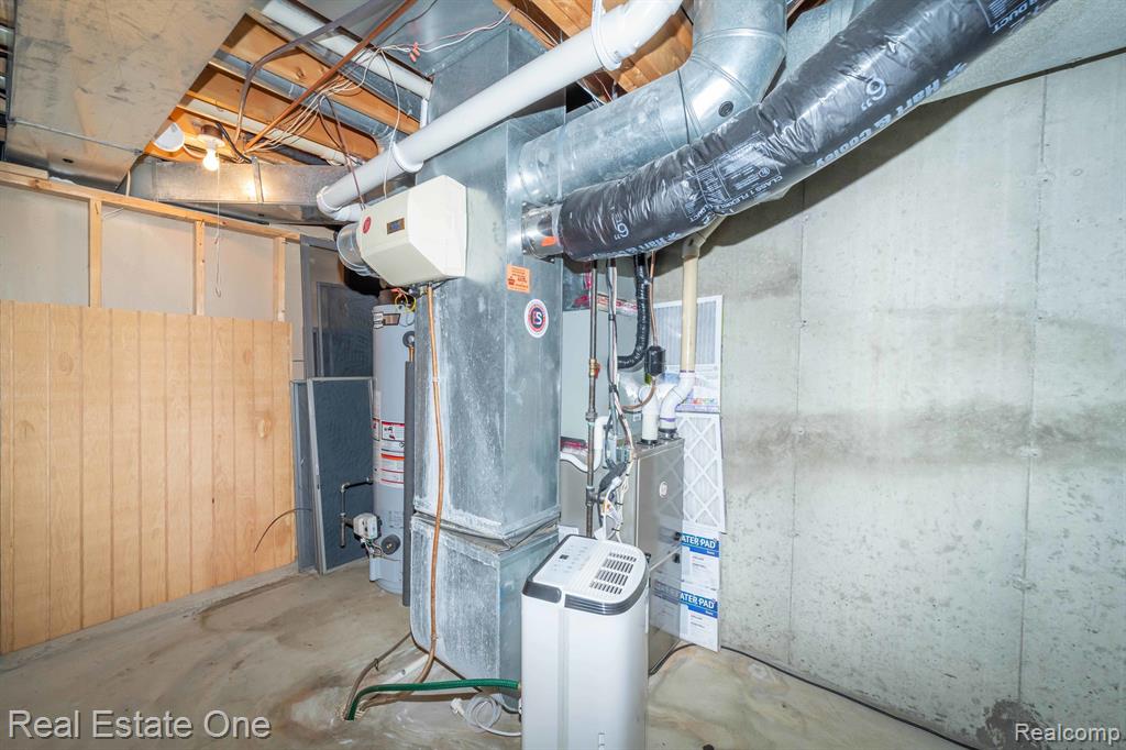 8260 ENGLEWOOD Drive, Clarkston, MI — Photo 53