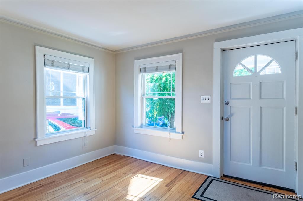 934 N CENTER Street, Royal Oak, MI 48067 — Photo 2