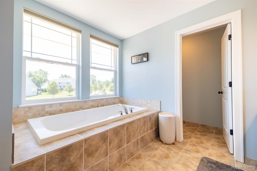 299 NAPA VALLEY Drive, Milford, MI 48381 — Photo 29