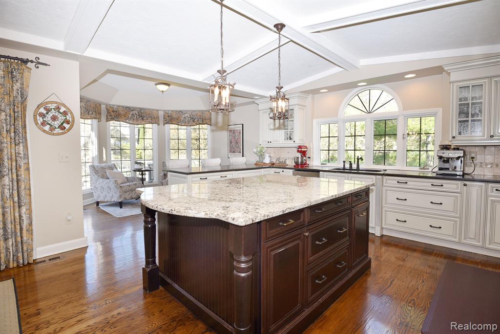 5687 GREENHILL Drive, Troy, MI 48098 — Photo 11