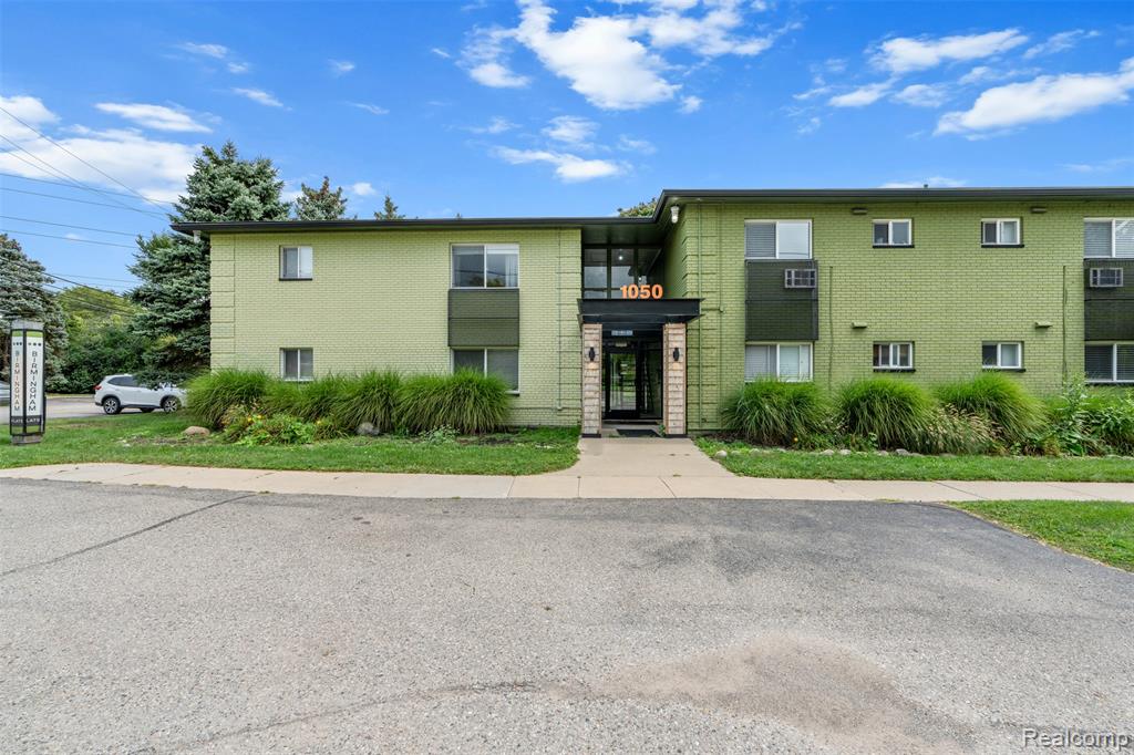 1050 N Adams Road, Birmingham, MI 48009