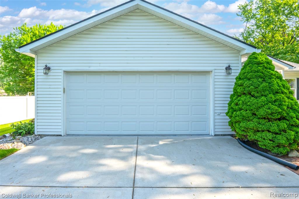 2470 Winkleman Drive, Waterford, MI 48329 — Photo 9