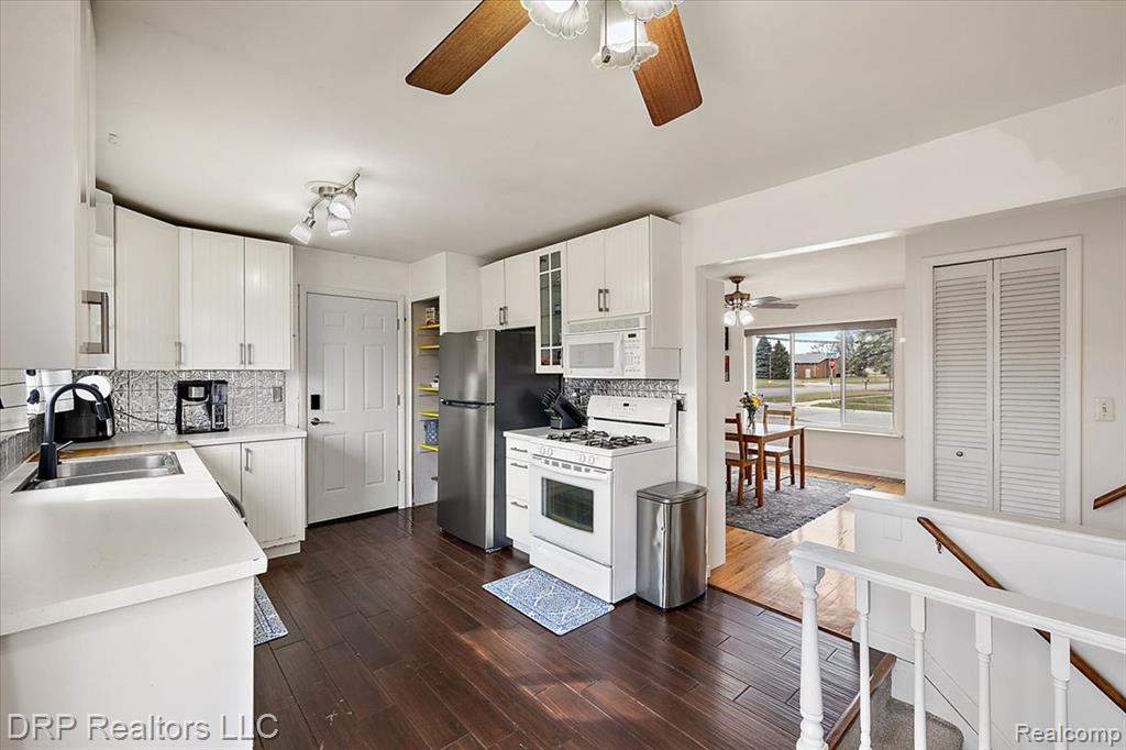 44012 Carrnation Drive, Sterling Heights, MI 48313 — Photo 12