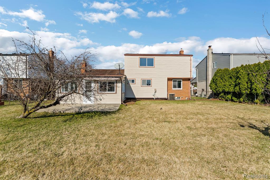 40621 RINALDI Drive, Sterling Heights, MI 48313 — Photo 46