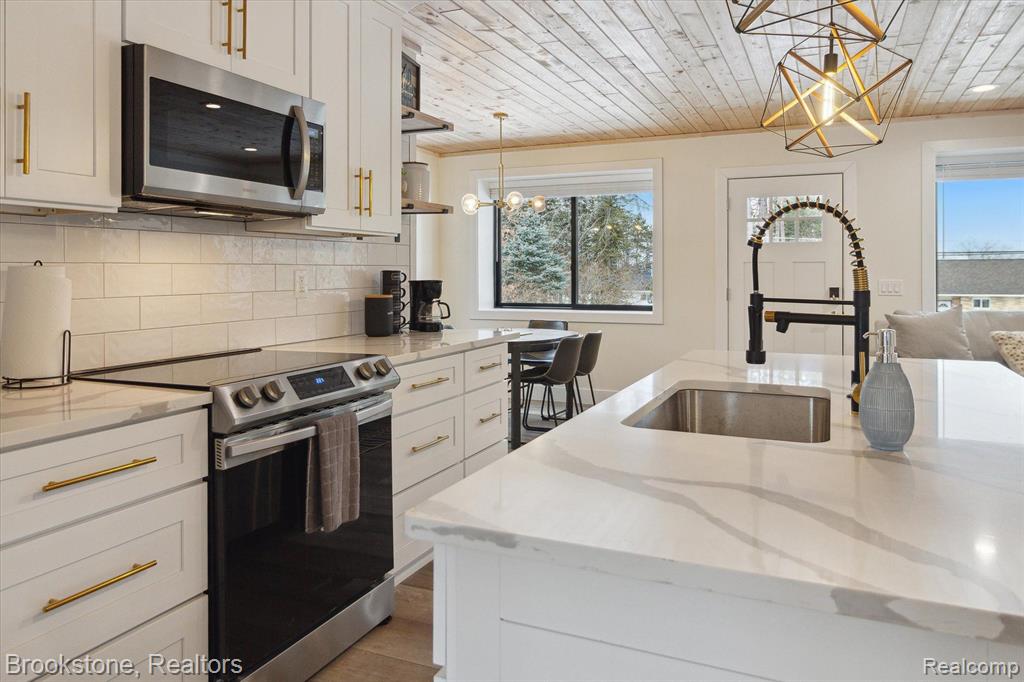 6245 W HIGGINS LAKE Drive, Roscommon, MI 48653 — Photo 41