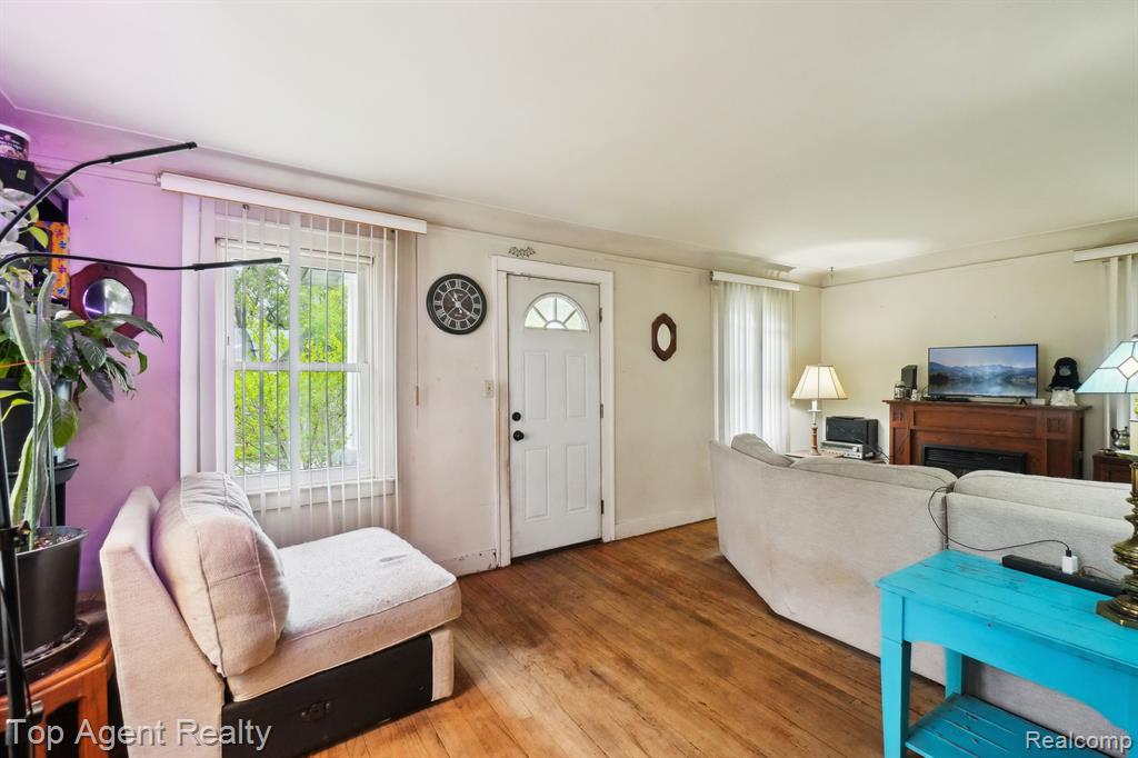 933 CAMERON Avenue, Pontiac, MI 48340 — Photo 4