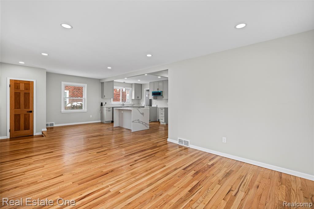 13344 Hart Avenue, Huntington Woods, MI — Photo 10