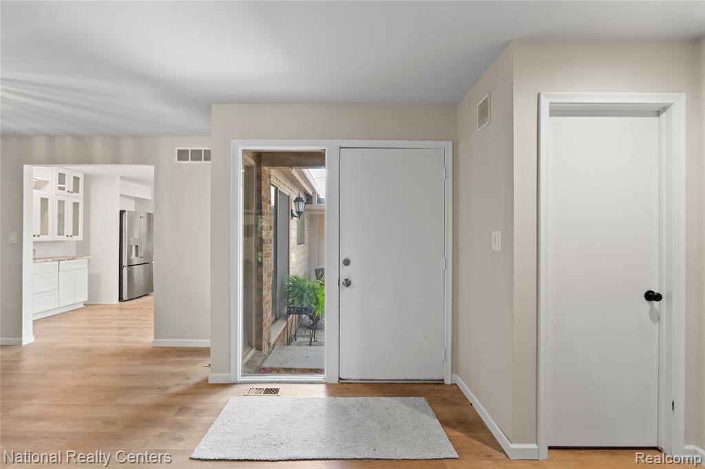 7103 Pebble Park Drive, West Bloomfield, MI — Photo 4