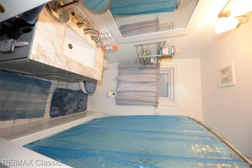 872 E Rowland Avenue, Madison Heights, MI 48071 — Photo 12