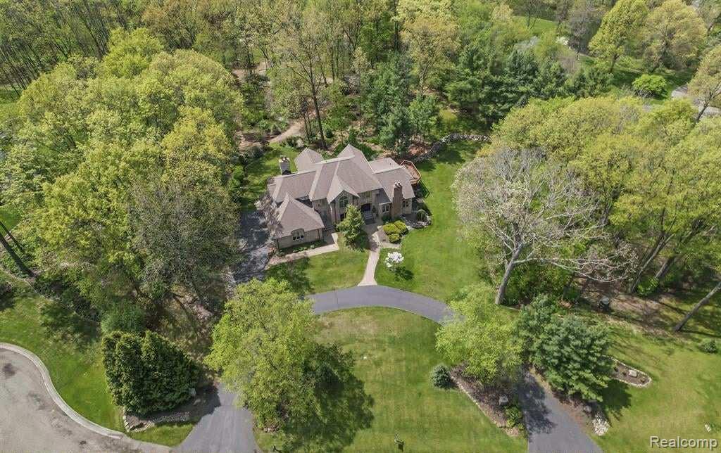 561 Valley Drive, Milford, MI 48381 — Photo 77