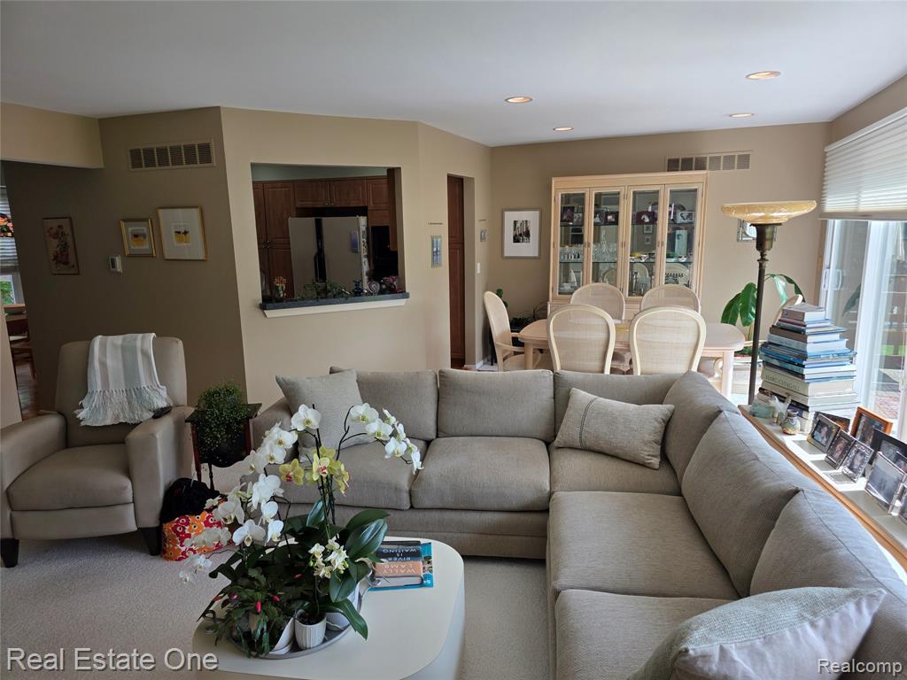 4201 Breckenridge Drive, 74, West Bloomfield, MI — Photo 2