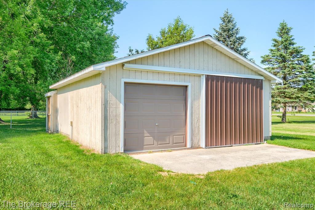 5495 E Coldwater Road, Flint, MI 48506 — Photo 3