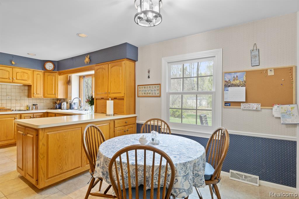 815 GREAT OAKS Drive, Bloomfield Hills, MI 48304 — Photo 11