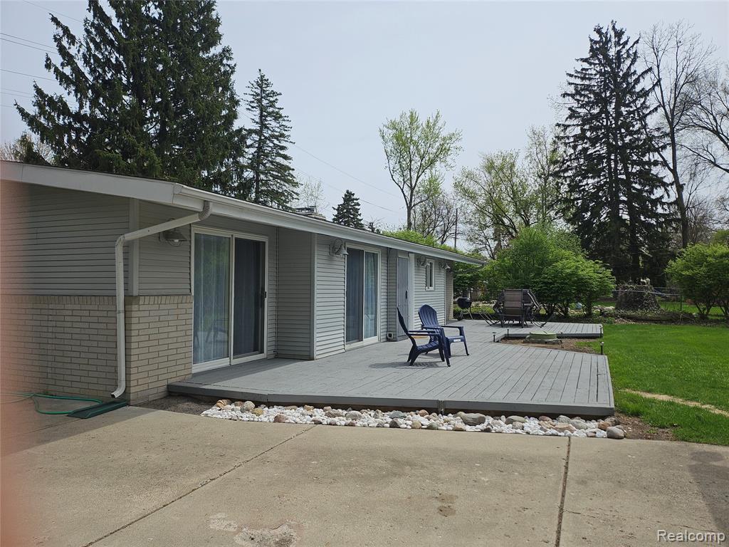 2121 S Commerce Road, Wolverine Lake, MI 48390 — Photo 12