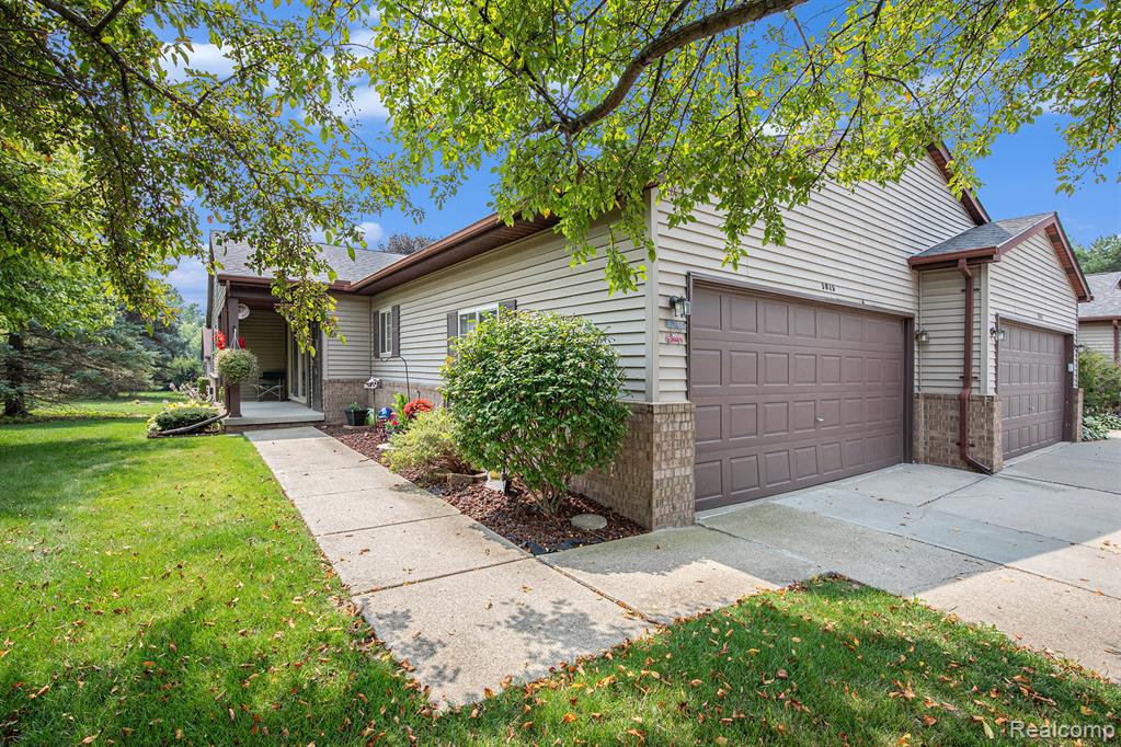 5045 Sandalwood Drive, Grand Blanc, MI 48439 — Photo 2
