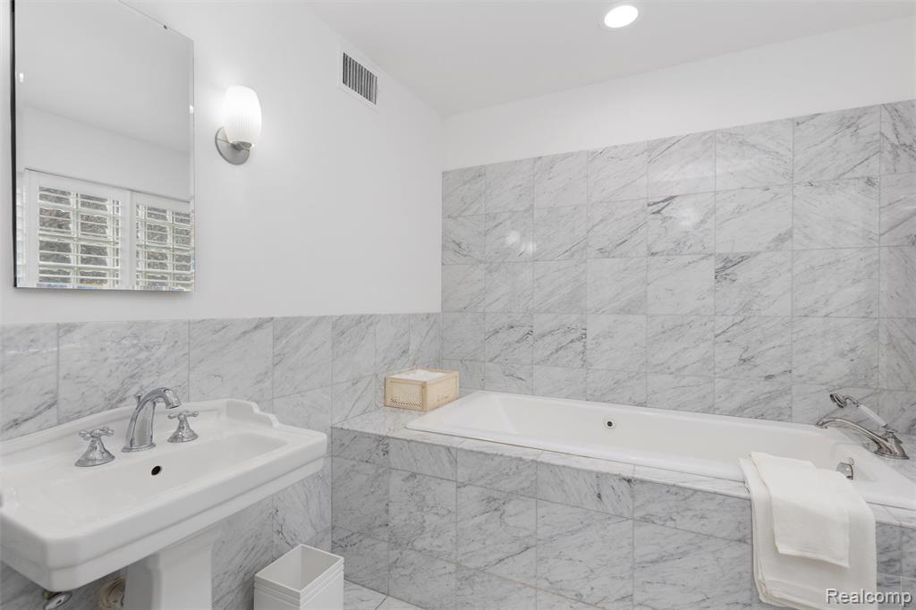6183 Lantern Lane, Bloomfield Hills, MI 48301 — Photo 29