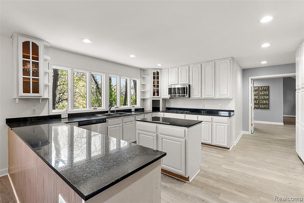 2475 S Ortonville Road, Ortonville, MI 48462 — Photo 9