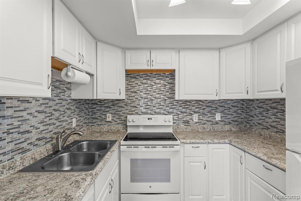 19708 DEARBORN Court, Northville, MI 48167 — Photo 13
