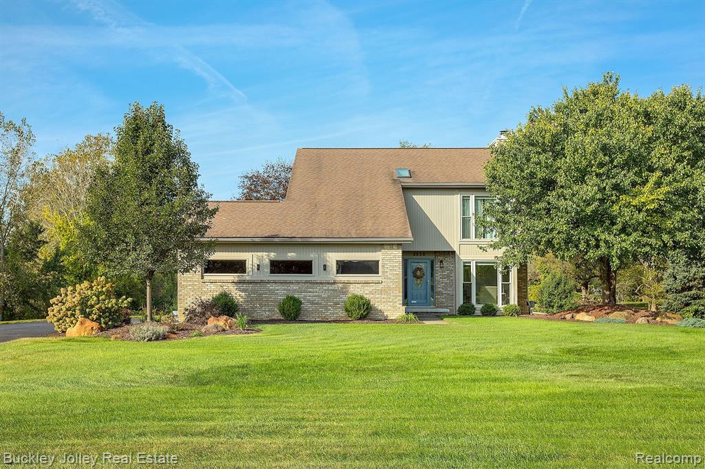 2038 CUMBERLAND Drive, Brighton, MI 48114 — front exterior