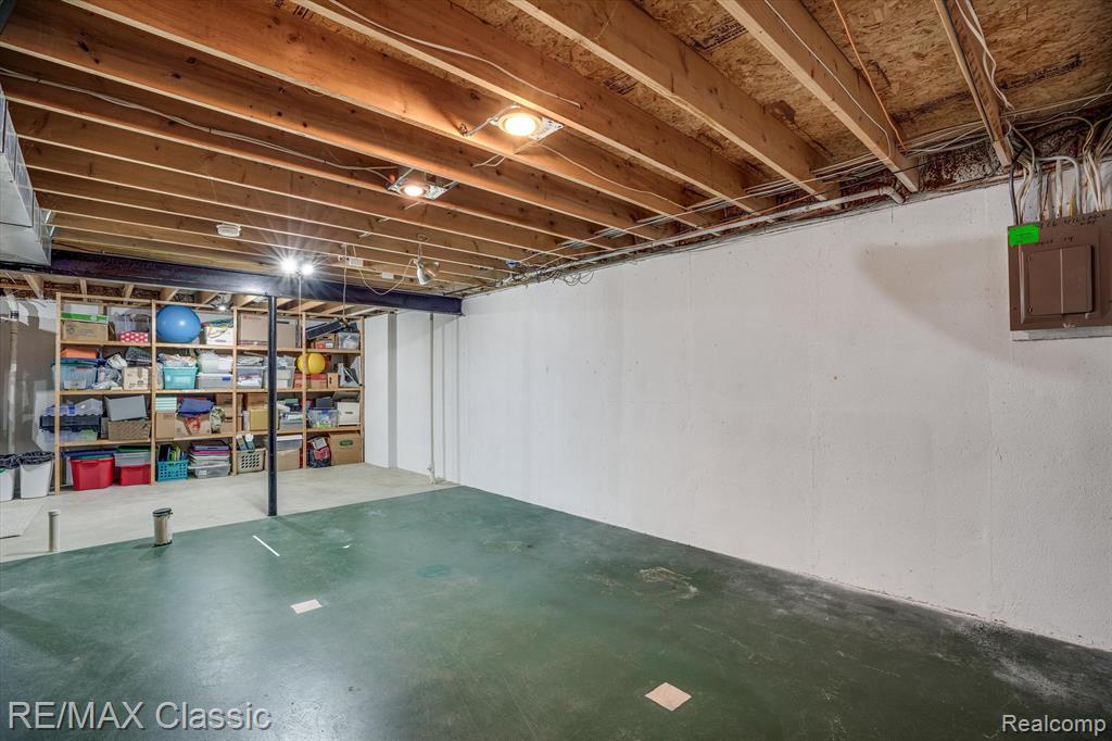 916 VILLAGE Way, South Lyon, MI 48178 — Photo 31