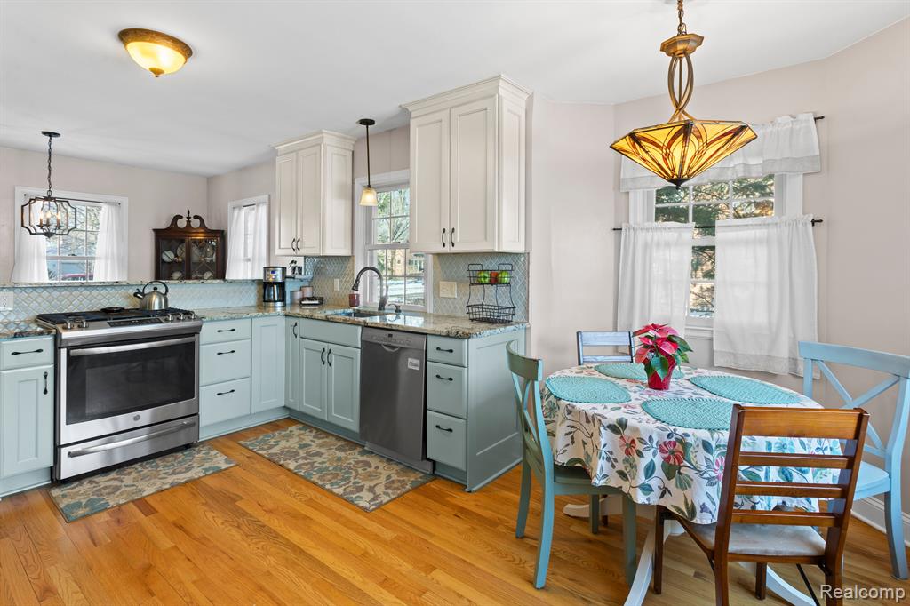 9806 BERWICK Street, Livonia, MI 48150 — Photo 12
