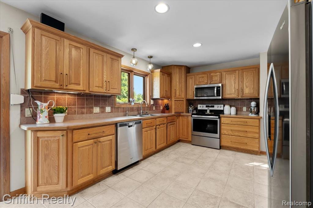 6531 Catalpa Drive, Brighton, MI 48116 — Photo 9