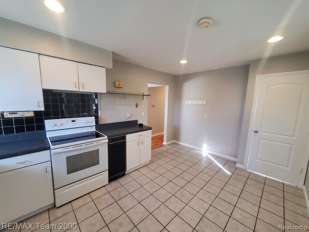 4639 KINGSTON Street, Dearborn Heights, MI 48125 — Photo 9