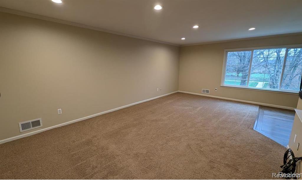 748 E Fox Hills Drive, Bloomfield, MI 48304 — Photo 2