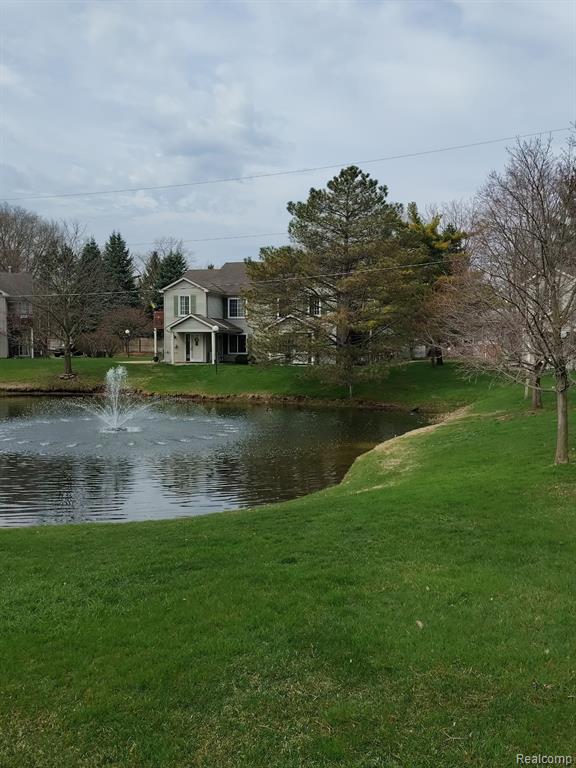 5025 S Saybrook Court, 15, Waterford, MI 48327 — Photo 2