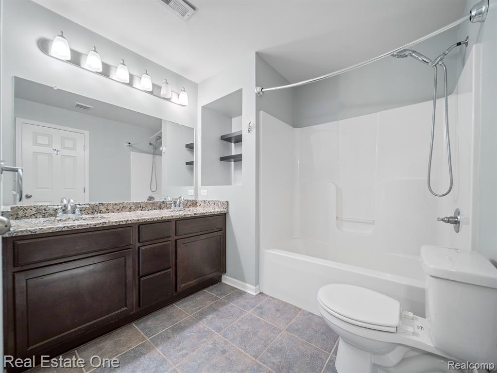 546 FIELDSTONE Circle N, Chelsea, MI 48118 — Photo 11