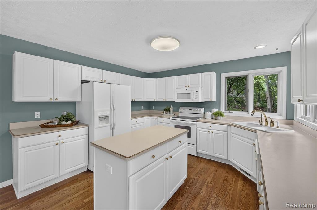 5079 Pinewood Drive, Brighton, MI 48116 — Photo 14