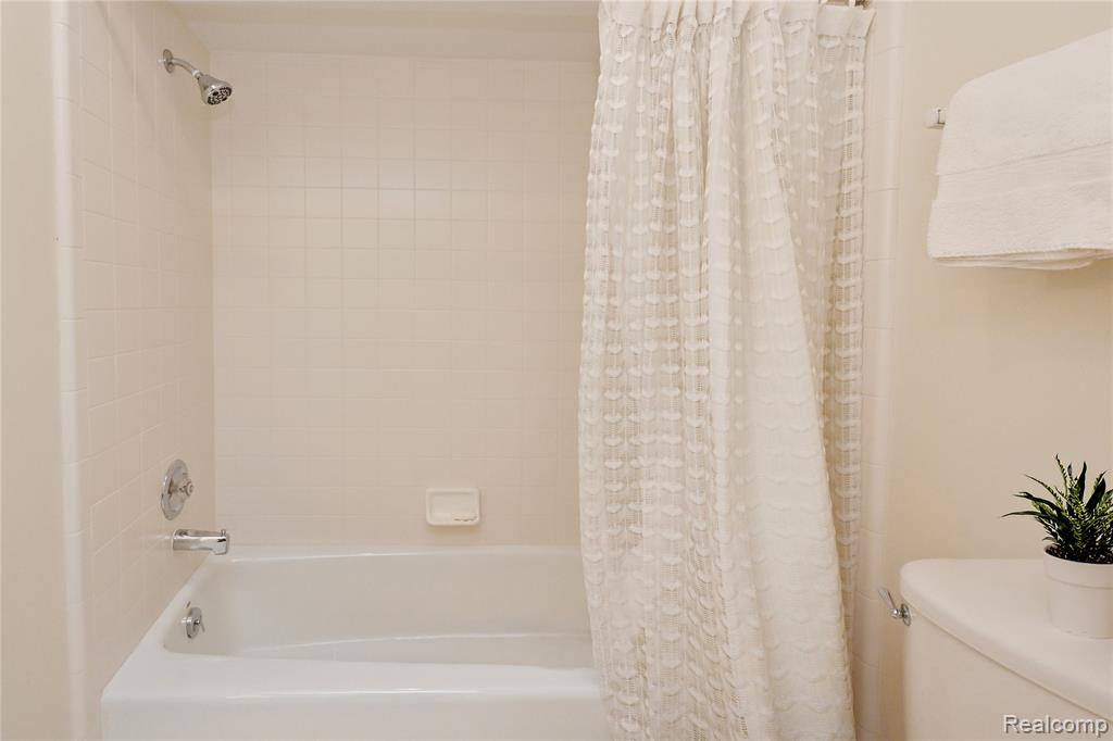 618 Deauville Lane, Bloomfield Hills, MI 48304 — Photo 15