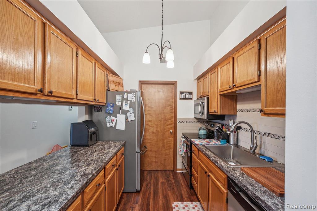 1325 HARBOUR Boulevard, 85, Trenton, MI 48183 — Photo 13