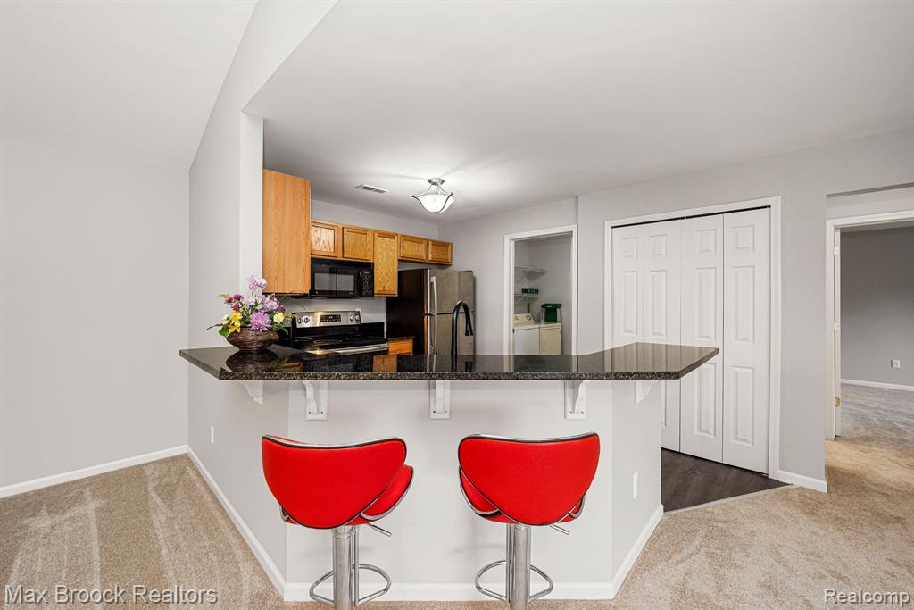 9203 FARMINGDALE Lane, Walled Lake, MI 48390 — Photo 10