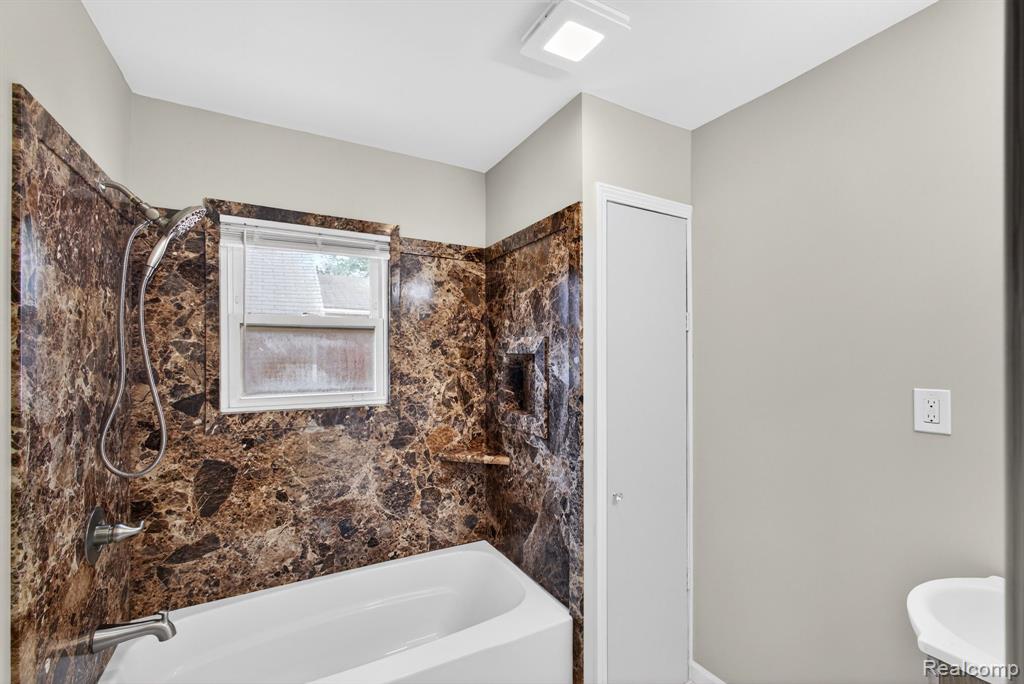4047 Mitchell Drive, Flint, MI 48506 — Photo 11
