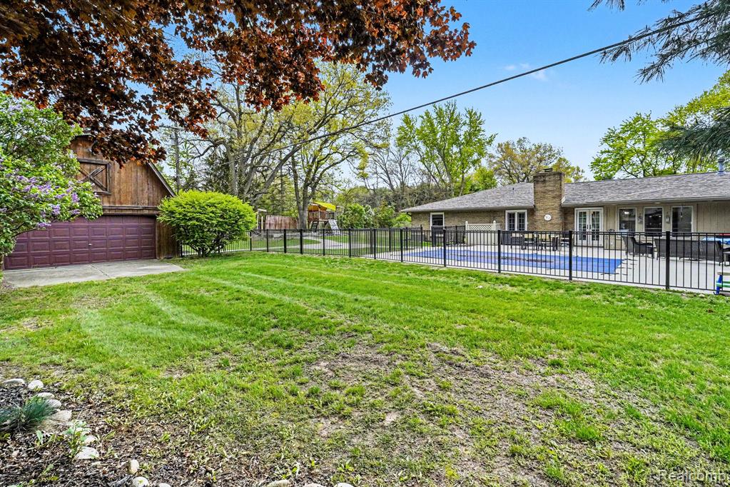 9511 Longmeadow Street, Fenton, MI 48430 — Photo 17