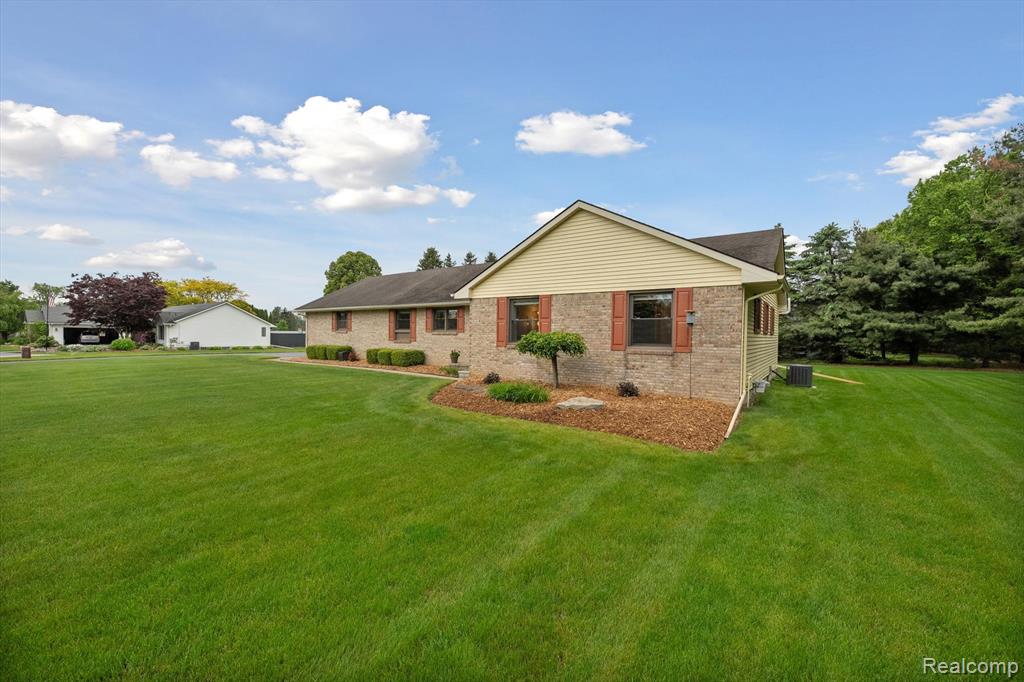 9762 Dickerson Court, South Lyon, MI 48178 — Photo 4