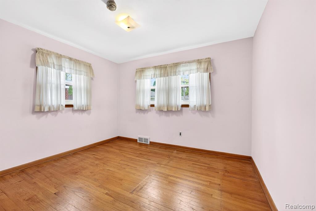 8300 Kinmore Street, Dearborn Heights, MI 48127 — Photo 14