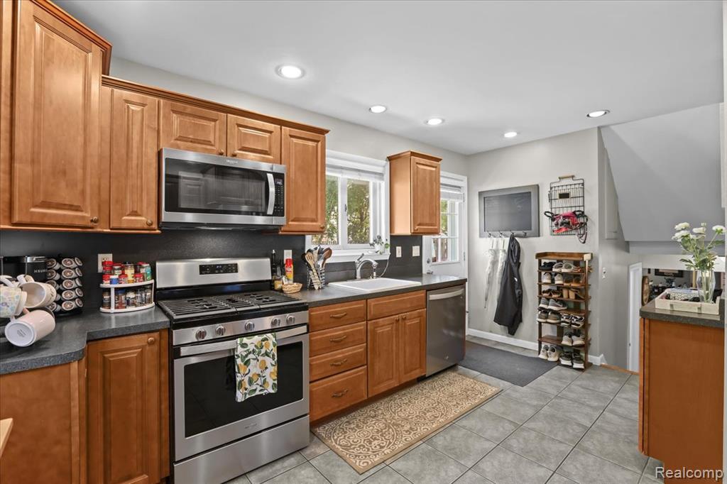 555 Lindsay Drive, Plymouth, MI 48170 — Photo 9