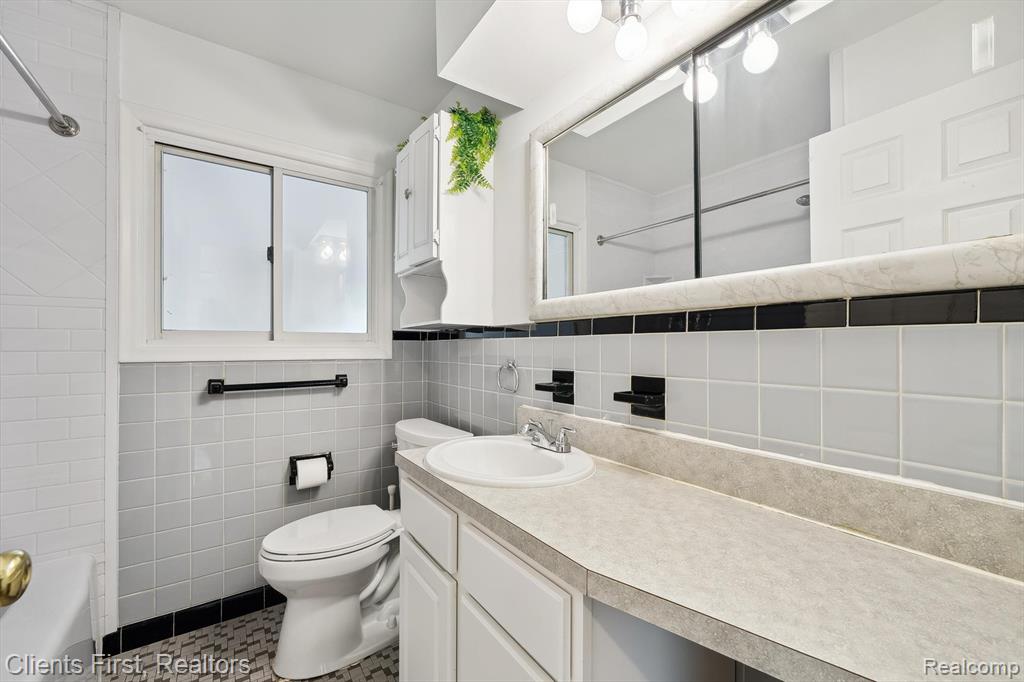 939 Deering Street, Garden City, MI — Photo 13