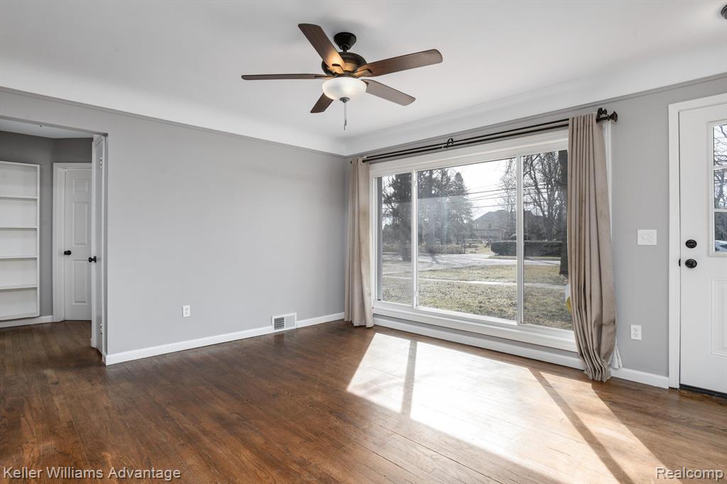 547 E SUMMIT Street, Milford, MI 48381 — Photo 4