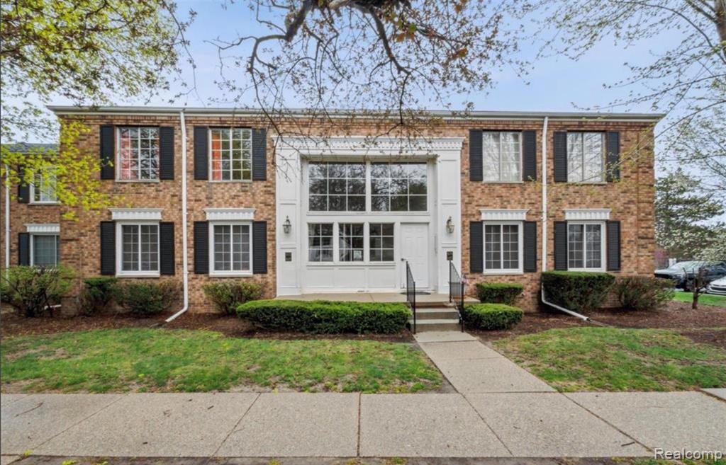 641 E Fox Hills Drive, Bloomfield Hills, MI 48304 — front exterior