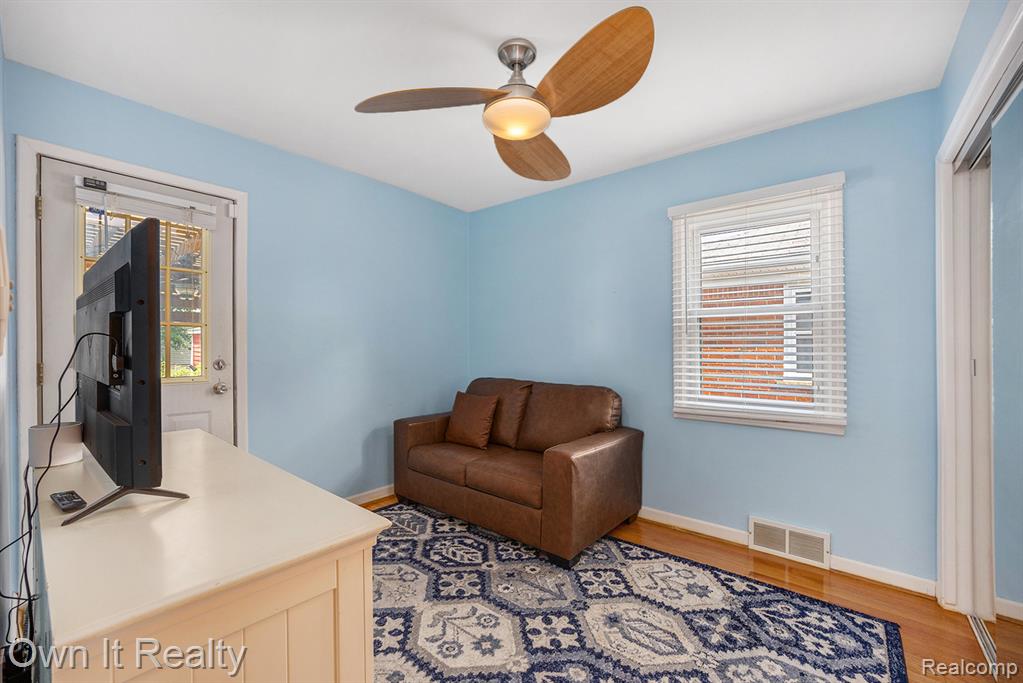 6889 N Vernon Street, Dearborn Heights, MI 48127 — Photo 16