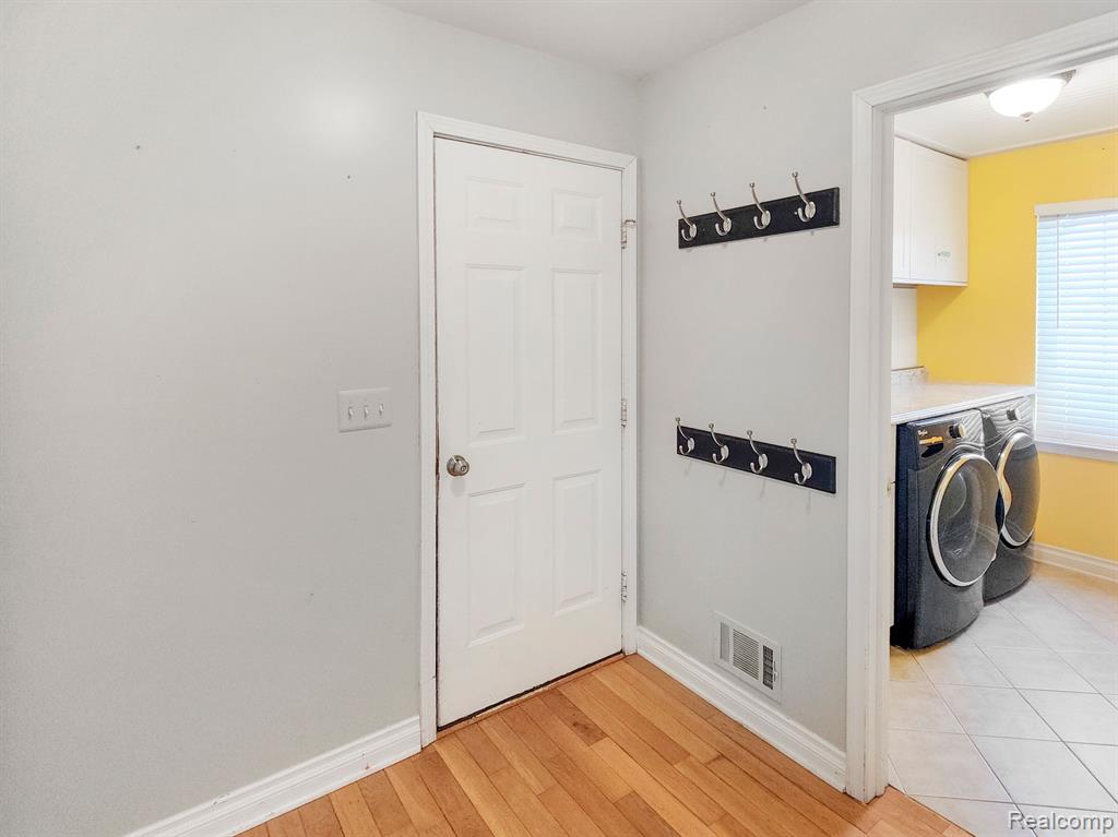 7165 WESTMINSTER Circle, Grand Blanc, MI 48439 — Photo 12