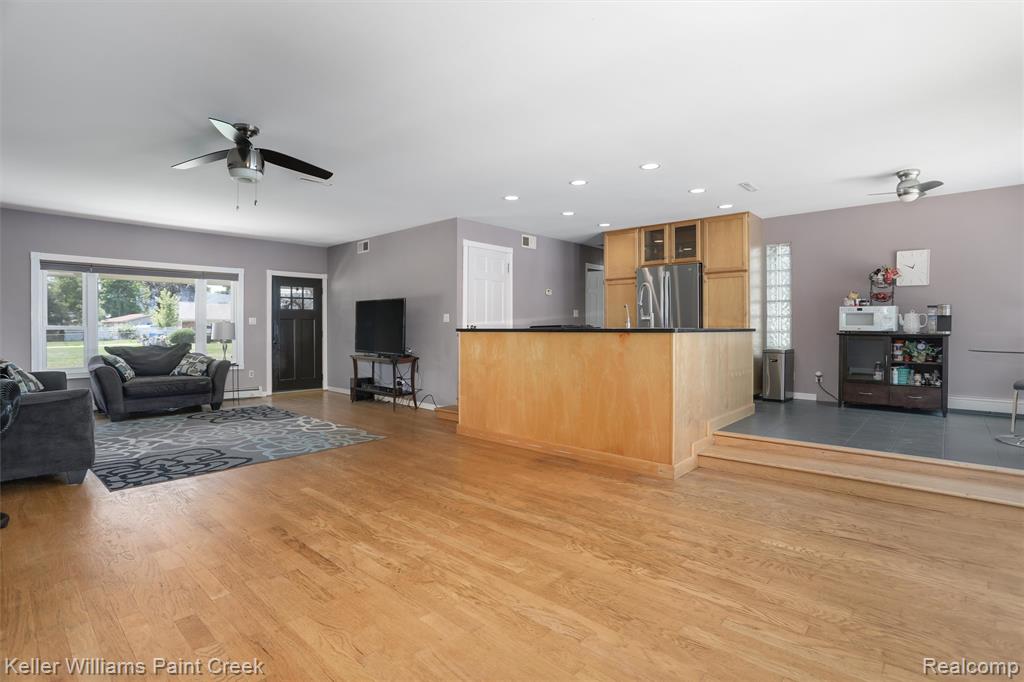5842 Pleasant Drive, Waterford, MI 48329 — Photo 9