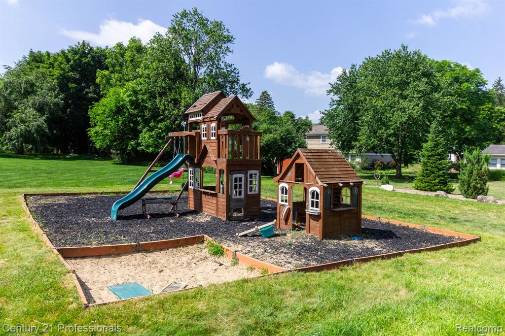 671 Bridgestone Drive, Rochester Hills, MI 48309 — Photo 45